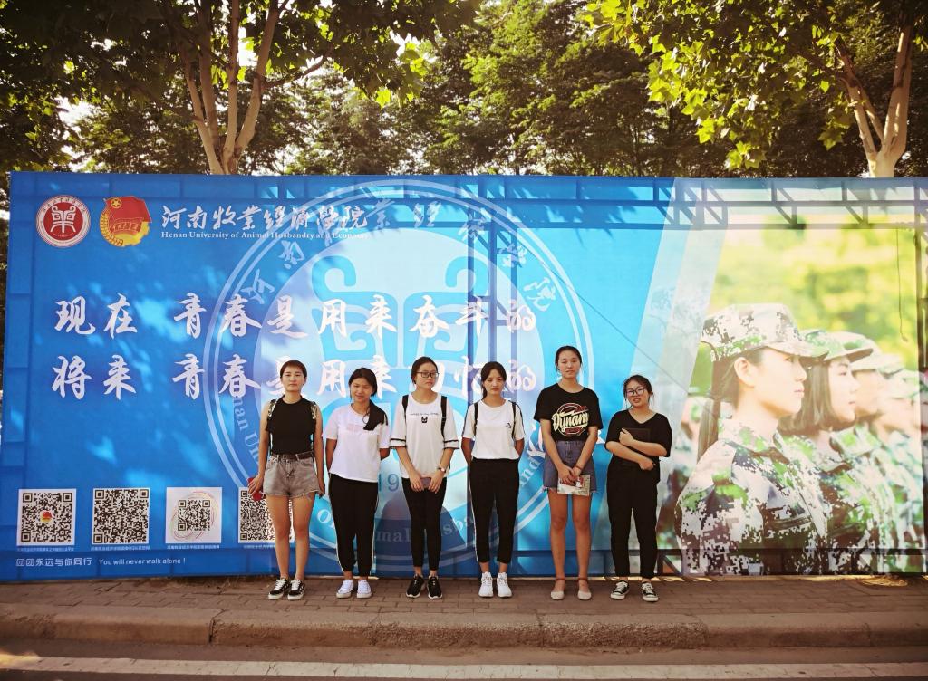 新生在校团委迎新展板前合影留念 ms88明升
