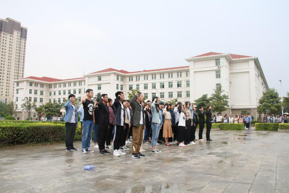 英才校区学生代表重温入团誓词