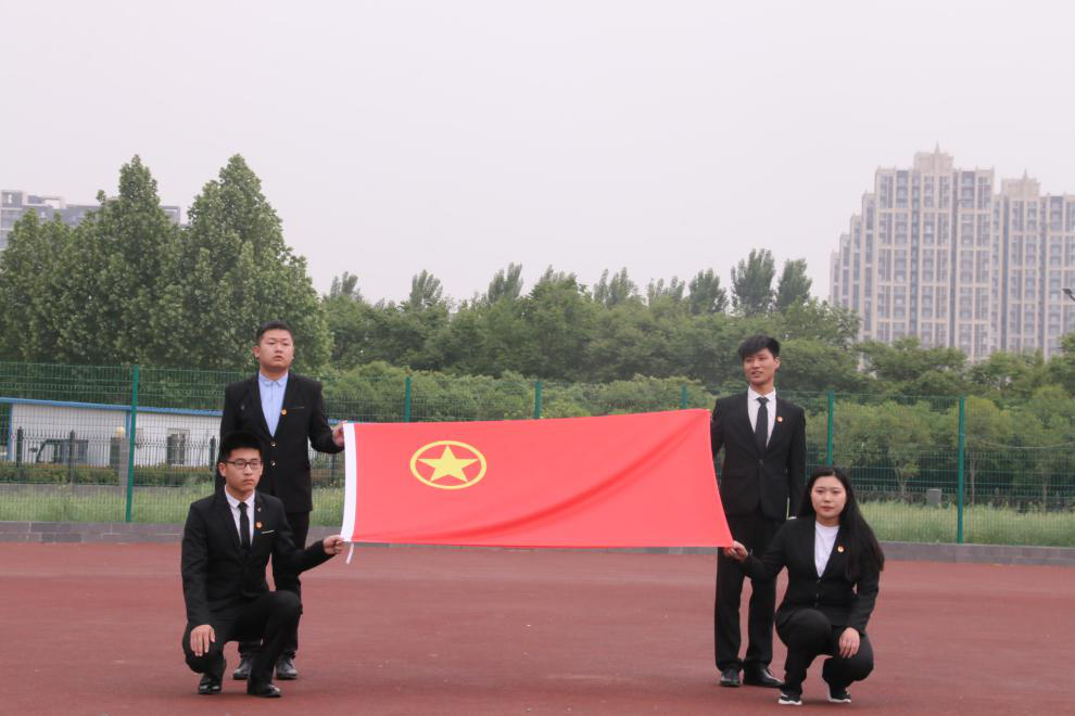 龙子湖校区学生代表重温入团誓词