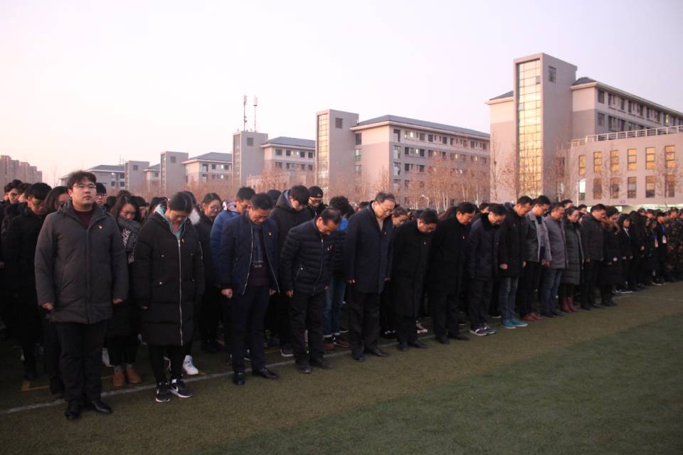 师生代表进行默哀仪式 ms88明升